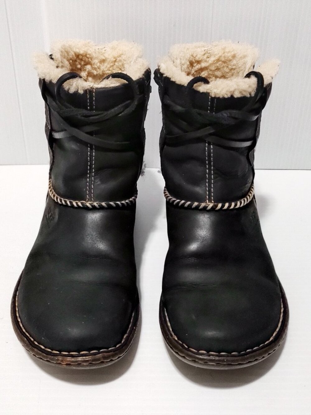 UGG Winter Cove Boots Women 7 Black Leather Shearling Lined Lace Up Winter Ankle